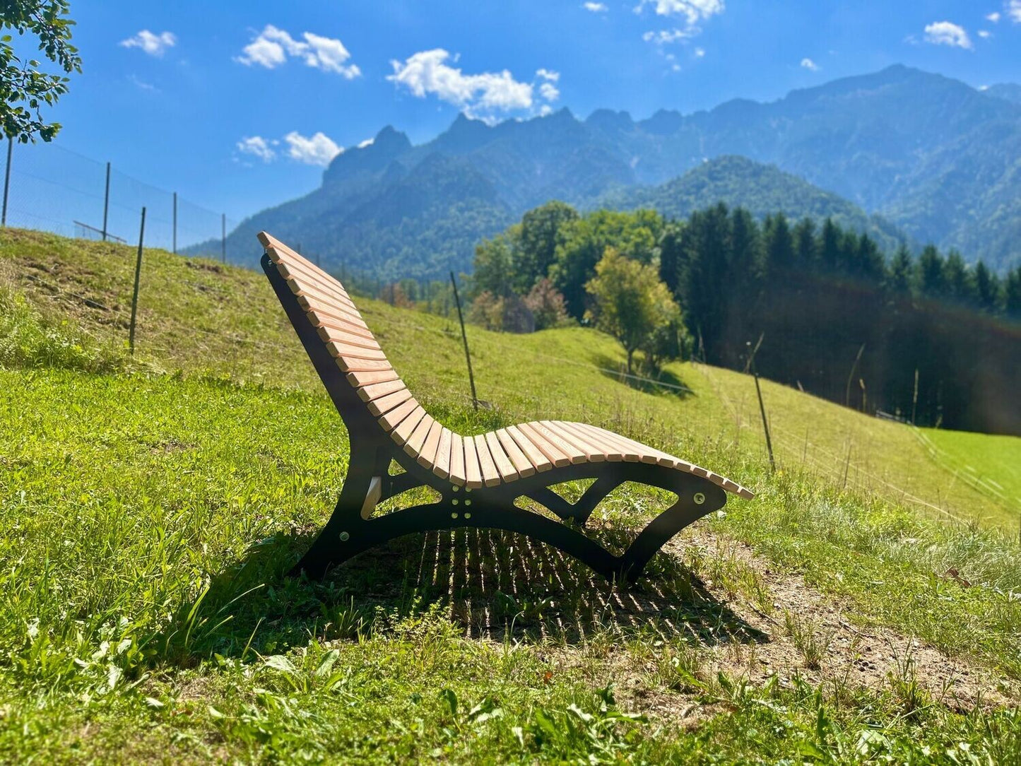 Himmelsliege ,,Achensee" |  Waldsofa aus Lärchenholz | schwarz pulverbeschichtet | diverse Größen | optionales Gravurschild