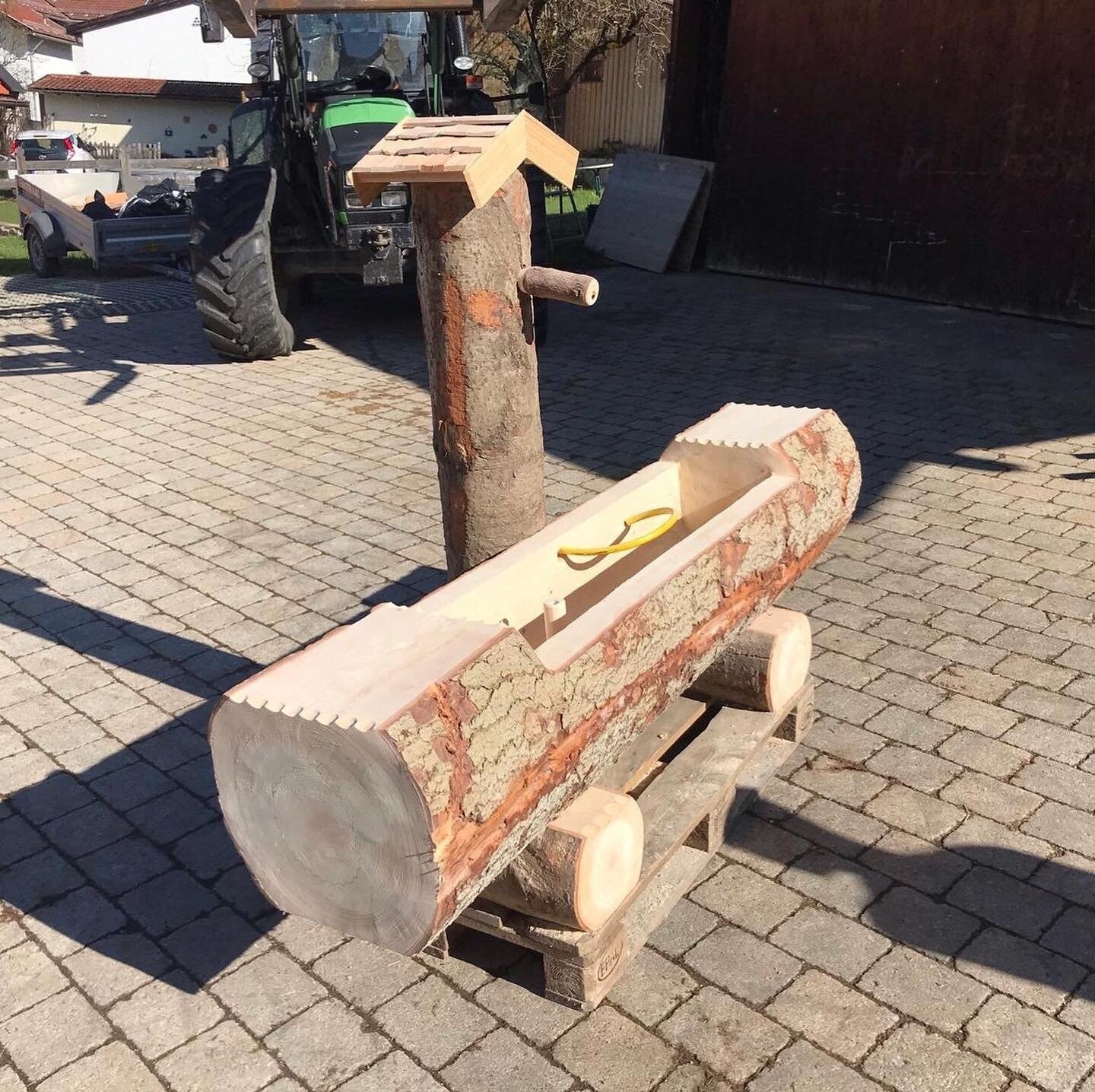 Holzbrunnen ,,Aiplspitz" Baumstammbrunnen mit Rinde | diverse Größen & Optionen