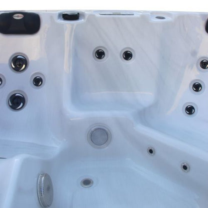 Sanotechnik PALMA OUTDOOR WHIRLPOOL white marble inkl. Abdeckung und Stiege 190x190x86 cm