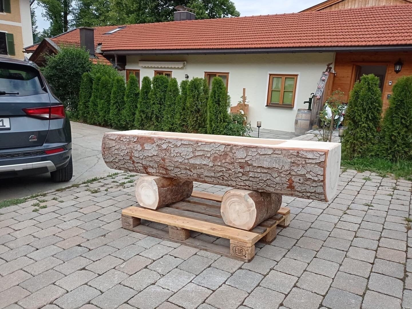 Holzbrunnen ,,Wendelstein'' Wassertrog aus Tannenholz mit Rinde | diverse Größen & Lasur-Option