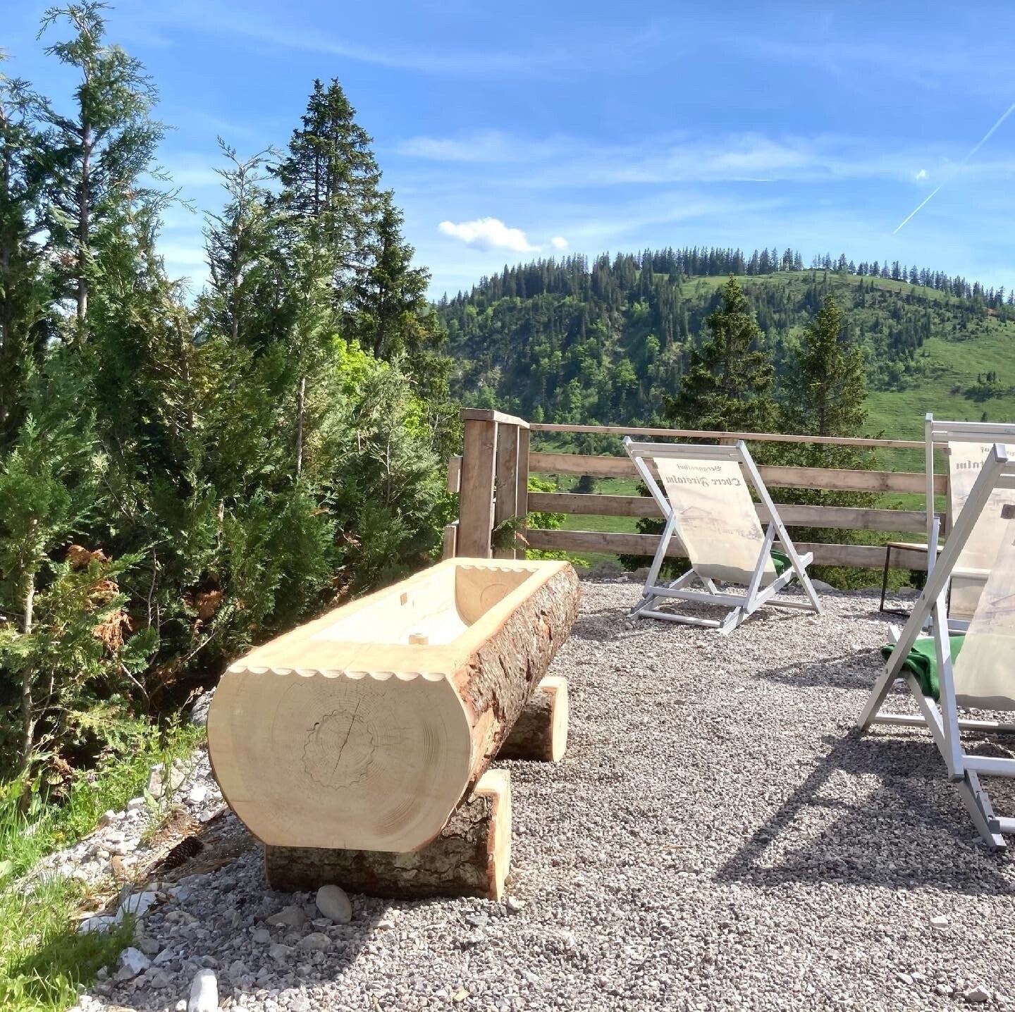 Holzbrunnen ,,Wendelstein'' Wassertrog aus Tannenholz mit Rinde | diverse Größen & Lasur-Option